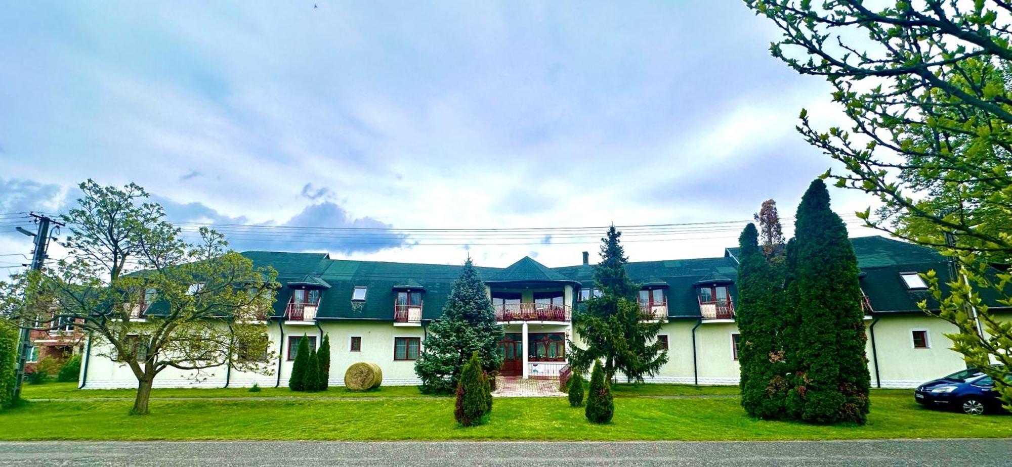 Eden Panzio Aparthotel Buk Exterior photo