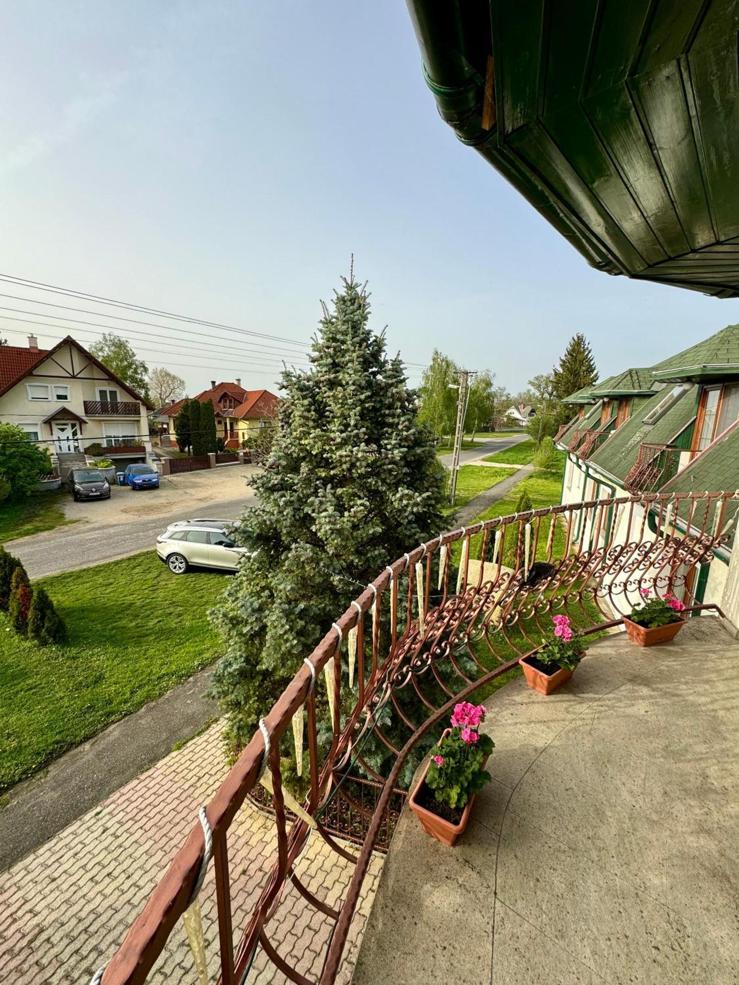 Eden Panzio Aparthotel Buk Exterior photo
